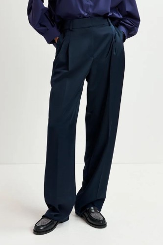 Pantalon fuselé en satin bleu marine