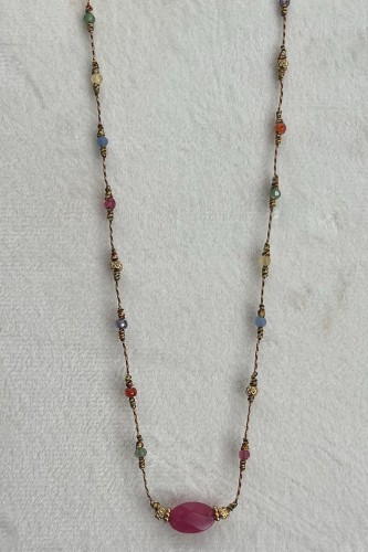 Collier de petites perles multicolores