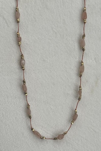 Collier de pierres beige