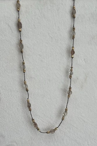 Collier de pierres grise